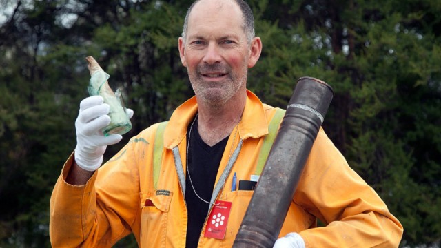 Nach Erdbeben in Christchurch: Canterburys Museumsdirektor Anthony Wright mit dem historischem Pergament und dem Kupferzylinder, die sich unter einer Statue verbargen.