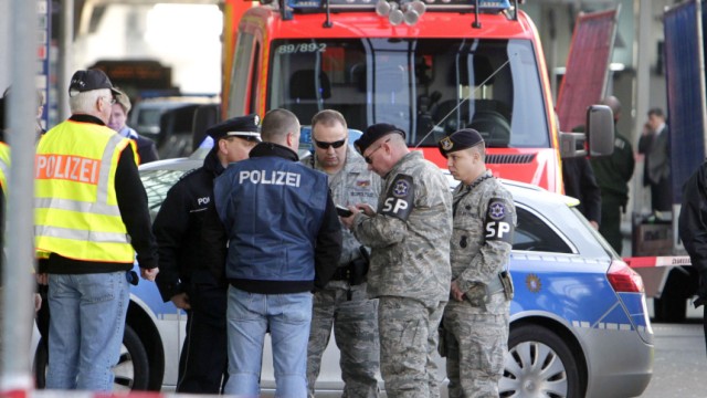 Zwei Tote am Flughafen Frankfurt: Deutsche Polizisten und US-Soldaten am Tatort am Frankfurter Flughafen, an dem ein wohl aus dem Kosovo stammender  21-Jähriger einen Busfahrer und einen amerikanischen Soldaten erschoss.