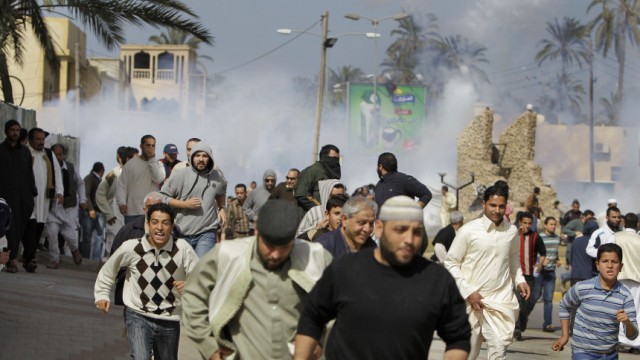 Aufstände in Libyen: Ereignisse des Tages: Gaddafi-Gegner fliehen in Tripolis vor dem Tränengas, das die Sicherheitskräfte gegen sie einsetzen.