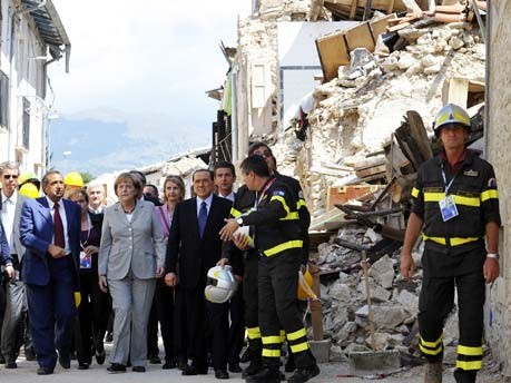 Merkel besucht vor Beginn des G-8-Gipfels Erdbebenopfer in Onna;AFP