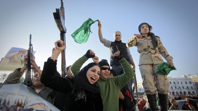 Proteste in Libyen: Mit wehenden Fahnen feiern Gaddafi-Anhänger in Tripolis angebliche Siege im Kampf gegen die Aufständischen.