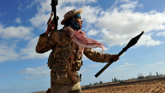 Proteste in Libyen: Ungleicher Kampf: Mit Panzerfäusten versuchen bewaffnete Aufständische in der Hafenstadt Ras Lanuf Gaddafis Kampfflugzeuge abzuwehren.