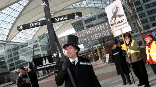 Erding: Am Wochenende haben Mitglieder des Aktionsbündnisses ''Aufgemuckt'' erstmals auf dem Flughafengelände gegen die dritte Startbahn demonstriert.