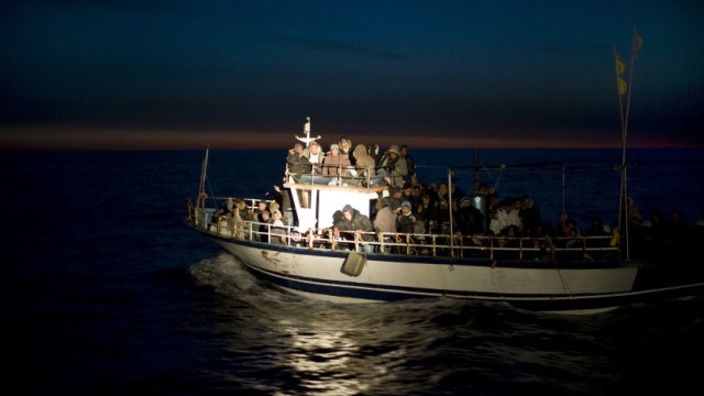 Lampedusa: Europa und die Migranten: Flüchtlinge in einem überladenen Boot vor der Küste von Lampedusa: Die italienische Insel ist für sie ein Rettungsreifen - den man ihnen aber, wenn sie ihn erreichen, wieder wegnimmt.