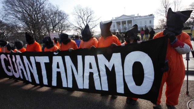 USA: Obama und das Gefangenenlager: US-Präsident Barack Obama schließt Guantanamo nicht - trotz aller Proteste. Amerikaner demonstrieren im Januar vor dem Weißen Haus gegen das Gefangenenlager.