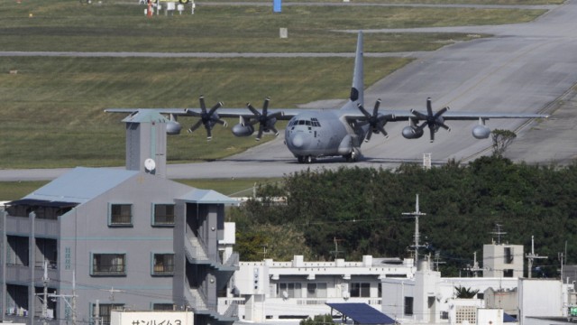 Diplomatie: USA und Japan: Umstrittener Stützpunkt: US-Militärflugzeug auf der Basis in Okinawa.