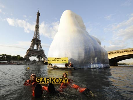 Greenpeace lässt riesigen "Eisberg" in der Seine schwimmen;AFP