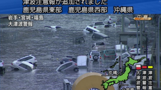 Naturkatastrophe: Der Fernsehsender NHK zeigt bereits Aufnahmen aus der Präfektur Miyagi, wo Vier-Meter-Wellen die Küste trafen.
