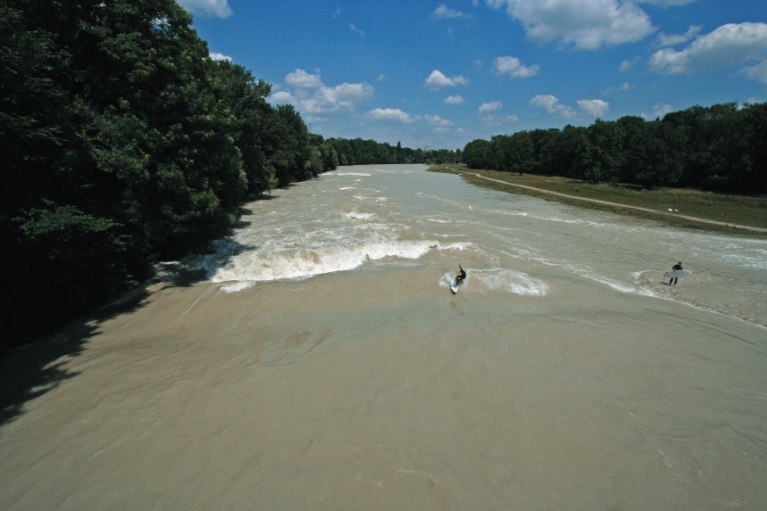 Riversurfing, Foto aus: Dieter Deventer "River Surfing: Flusswellen von München bis zum Amazonas"