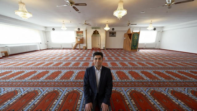 Mesut Karauezuem im Gebetsraum der Yunus Emre Camii Moschee