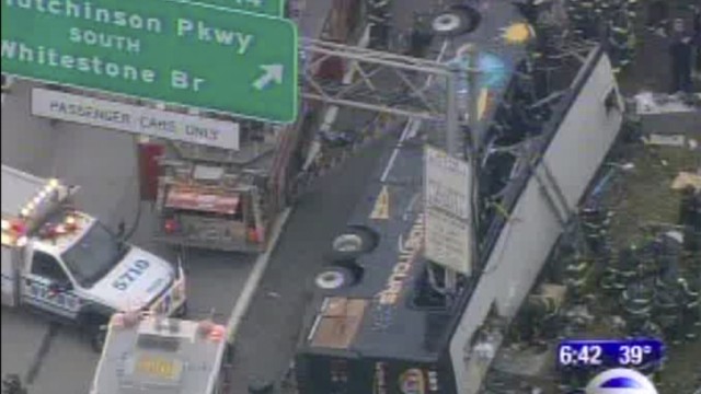 Unfall in New York: Extremer Unfall: der aufgeschlitzte Reisebus in New York.