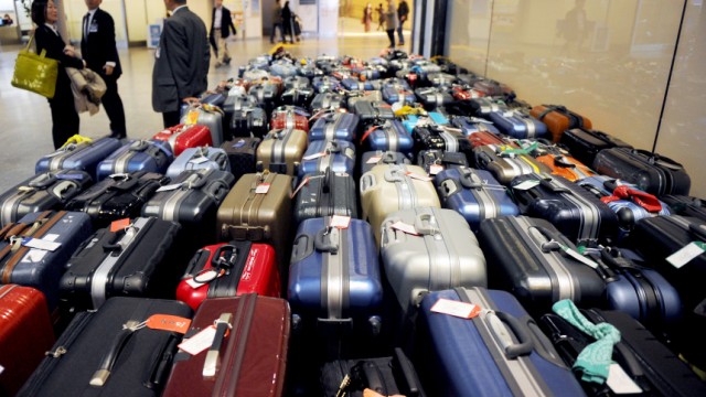 Koffer und Reisende am Flughafen Narita