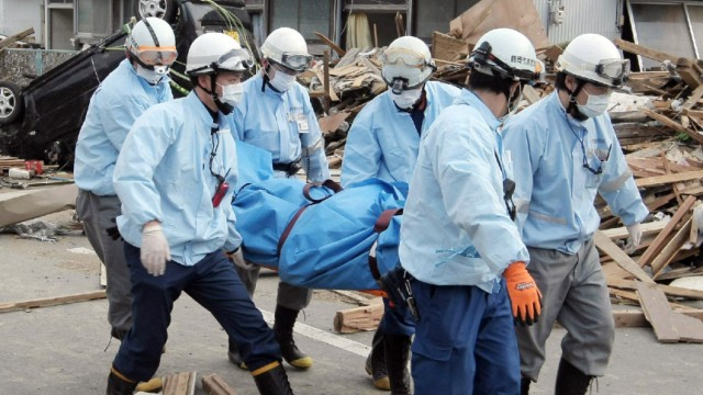 Folgen des Bebens: Angesichts der Katastrophe zeigen die Japaner beinahe stoisch anmutende Duldsamkeit: Helfer bergen eine Leiche in der Präfektur Iwate.