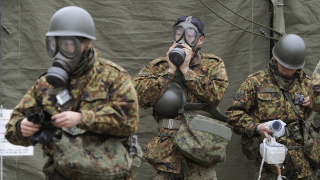 Japan nach dem Tsunami - Soldaten mit Schutzmasken