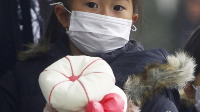 Japan nach dem Tsunami - Flucht aus Tokio - Mädchen mit Stofftier