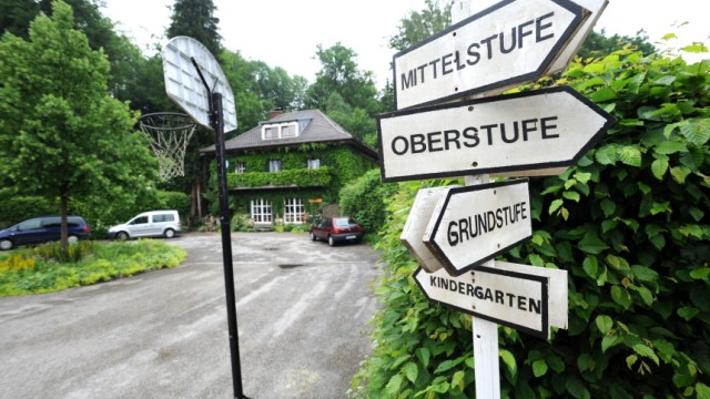 Ebersberg: Die Montessorischule Niederseeon liegt in idyllischer Landschaft. Gestern haben Montessori- und Waldorf-Pädagogen gegen geplante Sparmaßnahmen der Landesregierung protestiert.