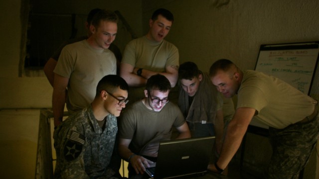 US-Militärpropaganda: US-Soldaten bei einer Laptop-Diashow (Archivbild): Astroturfing wird künftig zur Militärtaktik.