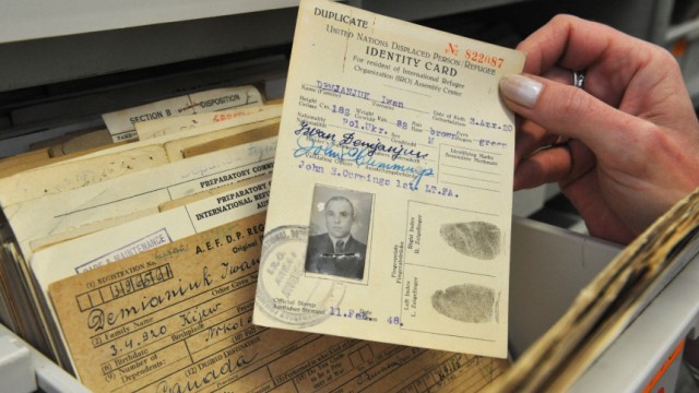 Im Archiv des Internationalen Suchdienstes des Roten Kreuzes (ITS) im nordhessischen Bad Arolsen ist die Identifikationskarte des mutmaßlichen NS-Kriegsverbrechers John Demjanjuk. Demnach hat sich Dem