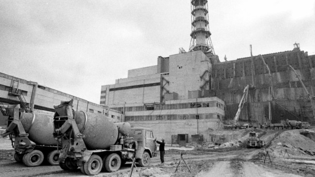 Der mit einer Betonhülle umschlossene Unglücksreaktor von Tschernobyl