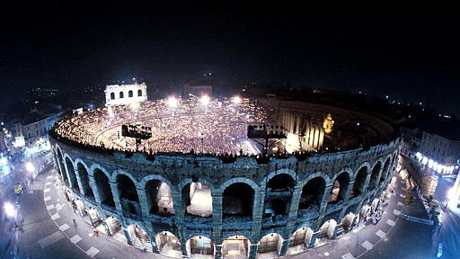 München heute: Die illuminierte Arena di Verona: beliebtes Ausflugsziel der Münchner