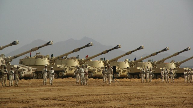 Politischer Umbruch im Jemen: Die saudi-arabische Armee zeigt an der Grenze zum Jemen Präsenz.