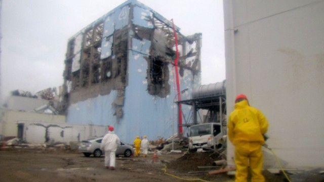 Atomkatastrophe in Japan: Helfer kämpfen am Atomkraftwerk Fukushima-1 weiter gegen die Atomkatastrophe.