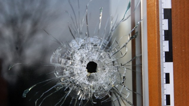 Starnberg: Das Einschussloch im Fenster eines Wohnhauses in Söcking. Foto:  Fuchs