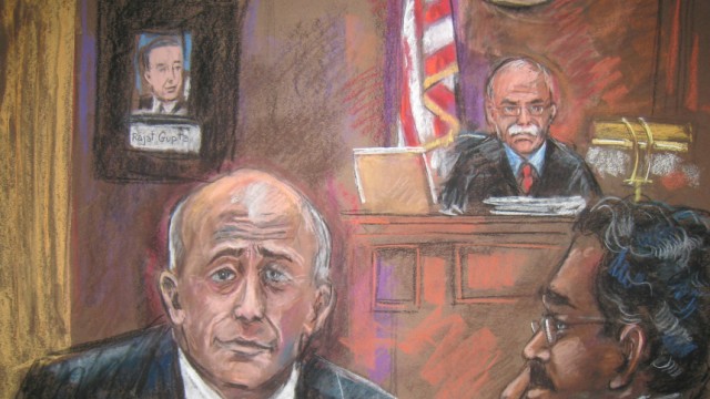Insider-Prozess in New York: Lloyd Blankfein (l.)  und Raj Rajaratnam im Gerichtssaal - der Bankboss war als Zeuge der Anklage geladen.