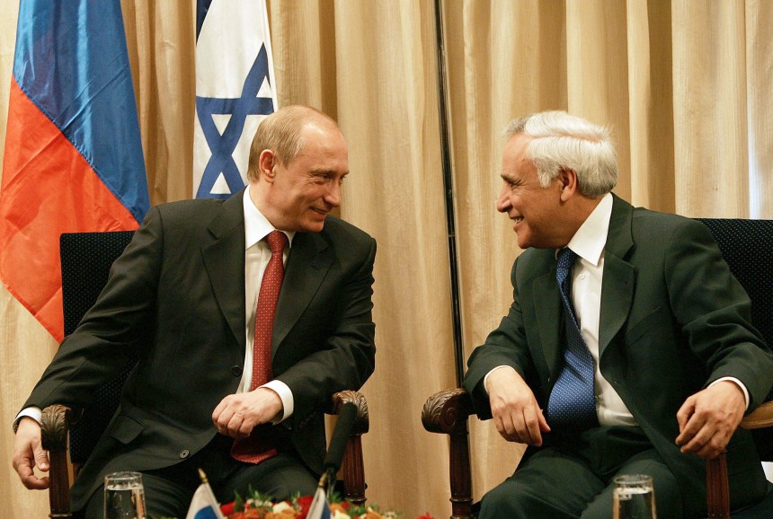 Israeli President Moshe Katzav smiles with Russian President Vladimir Putin in Jerusalem