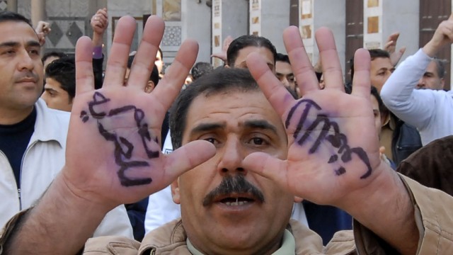 Proteste und Gewalt in Syrien: "Ja zur Freiheit, nein zur Gewalt" hat sich dieser Demonstrant in Damaskus auf seine Handflächen geschrieben. Das Bild wurde nach den Freitagsgebeten aufgenommen.
