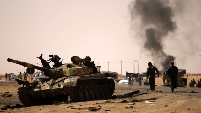 Krieg in Libyen: Libysche Aufständische auf ihrem Weg zu der strategisch wichtigen Stadt Adschdabija. Die westlichen Alliierten hatten zuvor einen Luftangriff gegen Gaddafis Truppen geflogen.