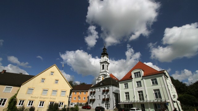 Altomünster: Ein Postkartenidyll bietet die Ansicht des Altomünsterer Marktplatzes mit dem Rathaus und der Klosterkirche Sankt Alto.