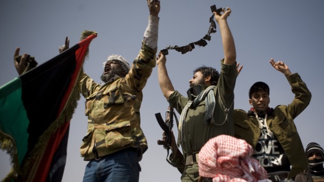 Libyen: Chancenlose Rebellen: Die Rebellen haben keine Schweren Waffen, nicht mehr Funkgeräte. Sie haben nur ihren Mut. Das ist in der Schlacht gegen das Gaddafi-Regime eindeutig zu wenig.
