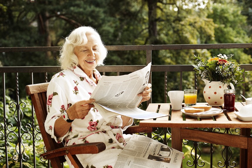 Seniorin liest Zeitung