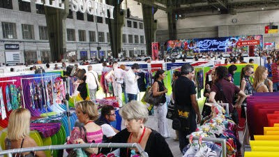 Die Modemesse kehrt nach Berlin zurück: Streng geheim: Direkt an den Ständen der Berliner Modemesse ist das Fotografieren streng verboten - was da genau an den Kleiderstangen hängt ist schließlich die Mode von Morgen.