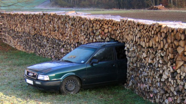Pkw durchstößt Holzstoß