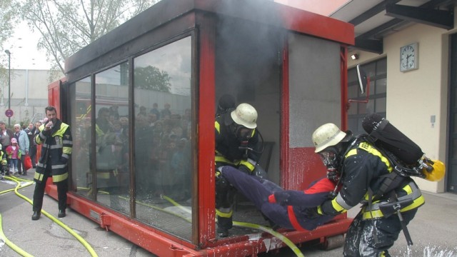 Feuerwehr Dachau: Bei ihrem Tag der offenen Tür im Mai 2010 simulierte die Freiwillige Feuerwehr Dachau einen Wohnungsbrand.