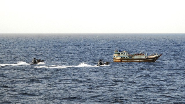 Kampf gegen Seeräuber vor Somalia: Niederländische Marinesoldaten auf Motorbooten bei der Befreiung des gekaperten Fischereischiffs aus Iran.