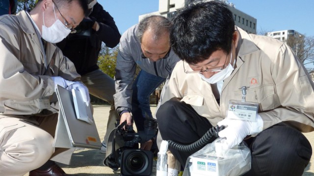 Japan: Katastrophengebiet: Fachkräfte messen die radioaktive Strahlung in Fukushima. Neben der Strahlung wächst die Furcht vor Krankheitserregern im Katastrophengebiet.