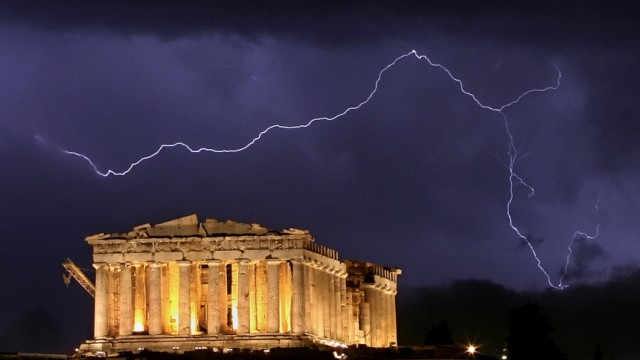 Europa in der Krise: Griechenland: EZB-Präsident Jean-Claude Trichet gilt als härtester Gegner einer Beteiligung der Gläubiger an den Kosten der Krisenbewältigung in Griechenland.