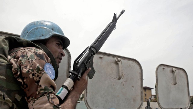 Elfenbeinküste und Libyen: Ein jordanischer UN-Soldat während eines Gefechts mit Gbagbo-treuen Kämpfern in Abidjan in der Elfenbeinküste am Sonntag. Zwei Tage später setzten UN-Truppen auch Kampfhubschrauber ein - um "Zivilisten zu schützen".