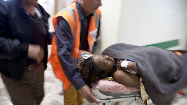 Italien: Flüchtlingsdrama vor Lampedusa: Eine Überlebende des Schiffsunglücks wird medizinisch versorgt.