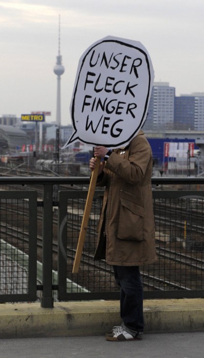 Hausbesetzer demonstrieren in Berlin fuer Freiraeume