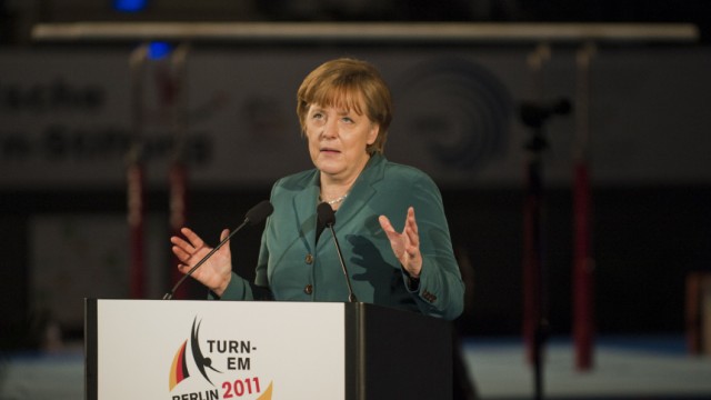 Angela Merkel (bei der Turn-EM 2011 in Berlin): Lernen vom Ex-Außenminister Fischer