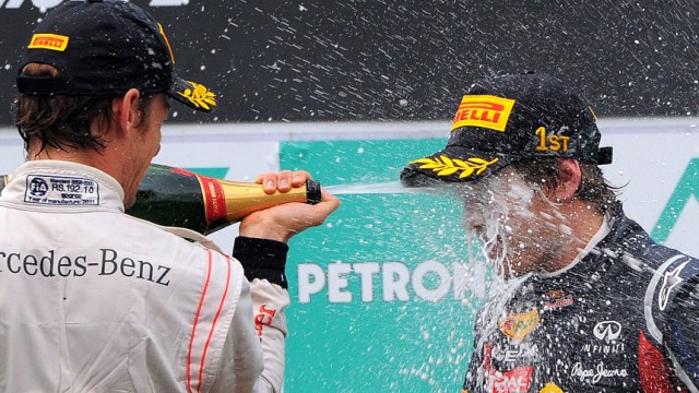 Formel 1: Vettel siegt in Sepang: Sektdusche zum Sieg: Sebastian Vettel gewann auch den zweiten Grand Prix des Jahres.