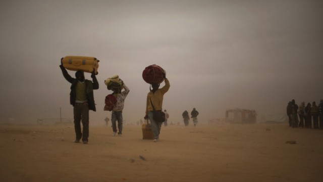 Flüchtlinge aus Nordafrika: Flüchtlinge aus Libyen auf dem Weg nach Tunesien.