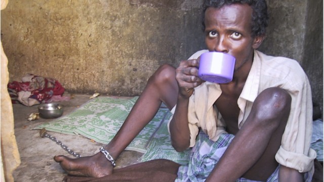 Krieg, Drogen und Wahn in Somalia: Seit sechs Jahren lebt dieser psychotisch Erkrankte an der Kette, weil er sich verfolgt fühlt und Menschen angreift. Er lebte als Waisenkind auf der Straße und fing mit elf Jahren an, Khat zu kauen. Später kämpfte er im Krieg.