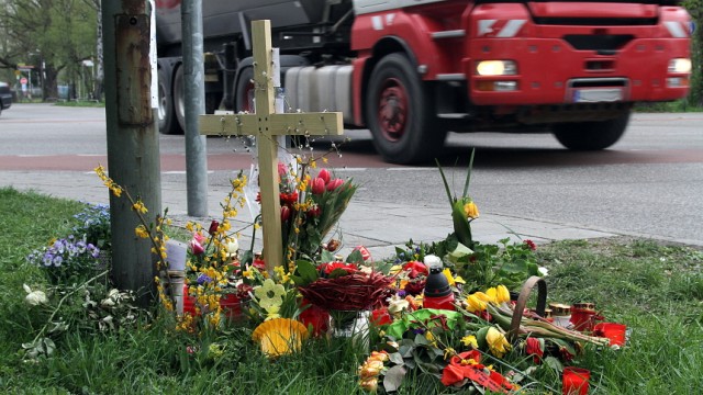 Unfalltod einer Schülerin: Zum Gedenken an das 14-jährige Mädchen, das vor einer Woche bei einem Unfall starb, haben Freunde ein Kreuz aufgestellt und Blumen niedergelegt.