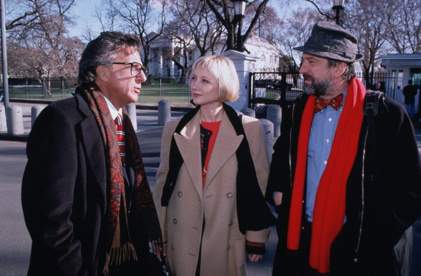 Dustin Hoffman (li.) Anne Heche (mitte) and Robert De Niro (re.) bei Dreharbeiten zu "Wag the Dog"