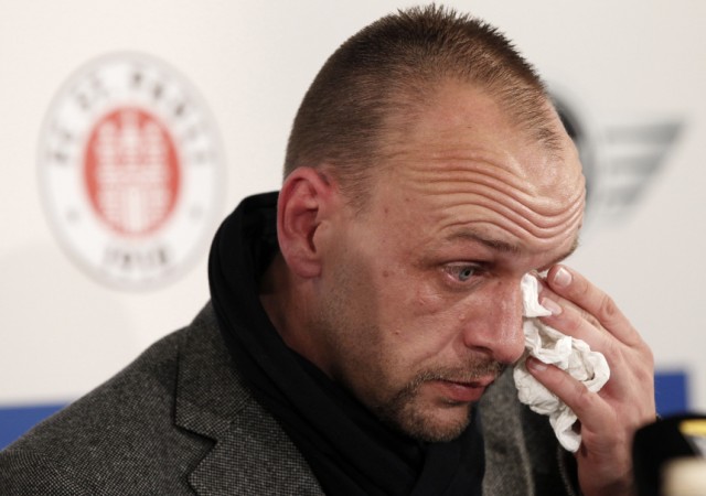 Kinderdienst: Trainer Holger Stanislawski verlaesst St. Pauli